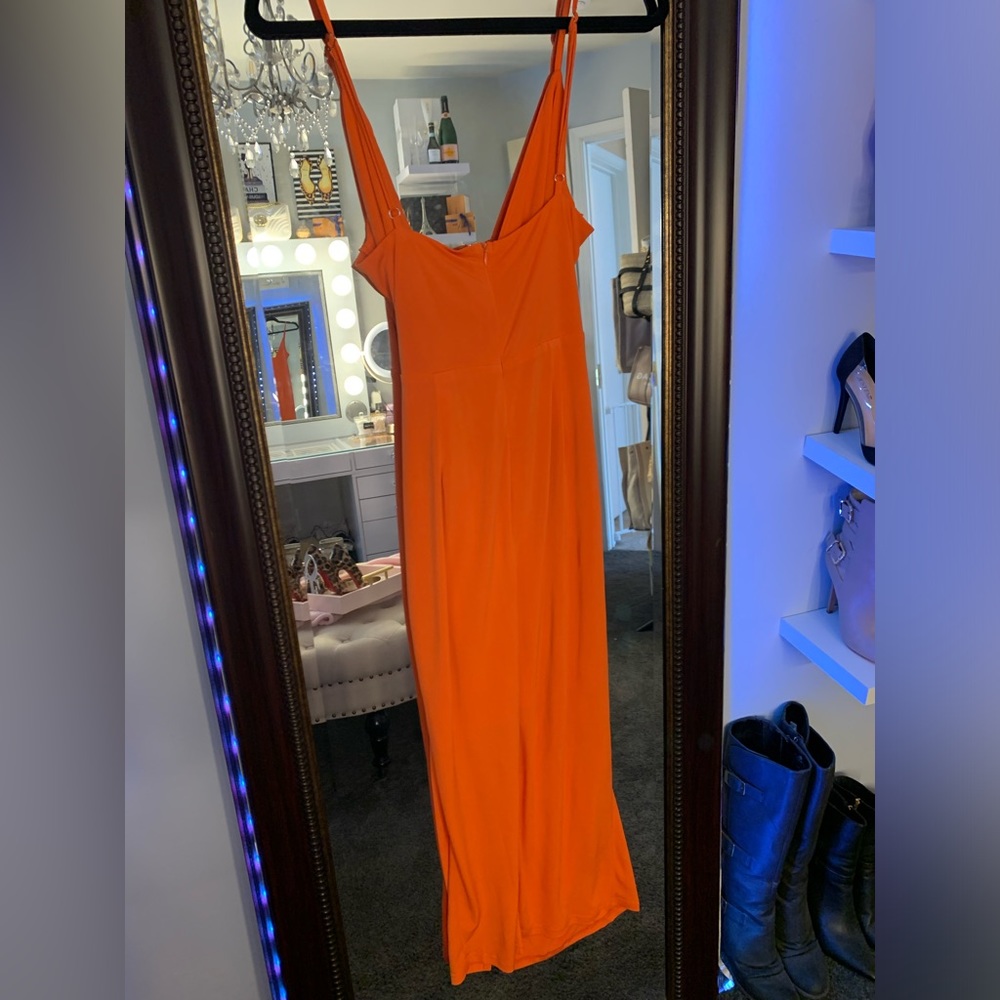 DOMINICA TWIST FEATURE CUT-OUT WAIST MIDI DRESS TANGERINE ๐ in size US M - Picture 7 of 9